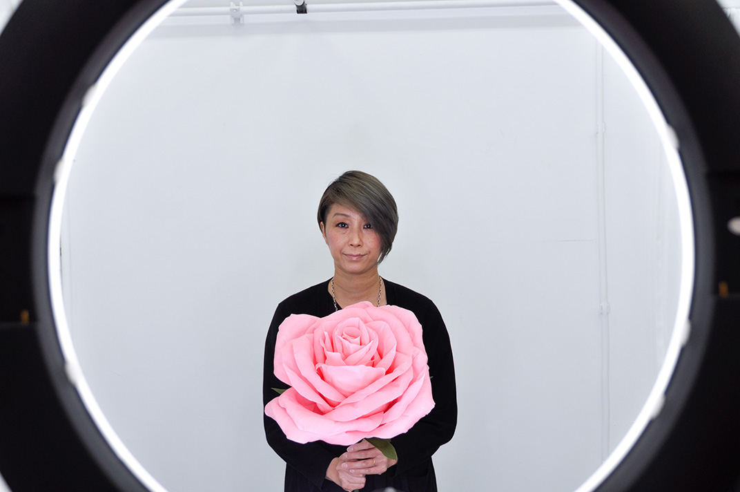 PETAL_design_jp's tweet photo. Zoomでの開催のため少人数でのレッスンになります。今回は月末の金曜日と土曜日に開催します。ご希望の方はお早めにお申し込みください(^^)/
↓↓↓お申し込みはフォームより↓↓↓
https://t.co/35HexMgcUZ
#ジャイアントフラワー
#バラ
#花のある暮らし 
#オンラインレッスン https://t.co/zWTIeTAMuy