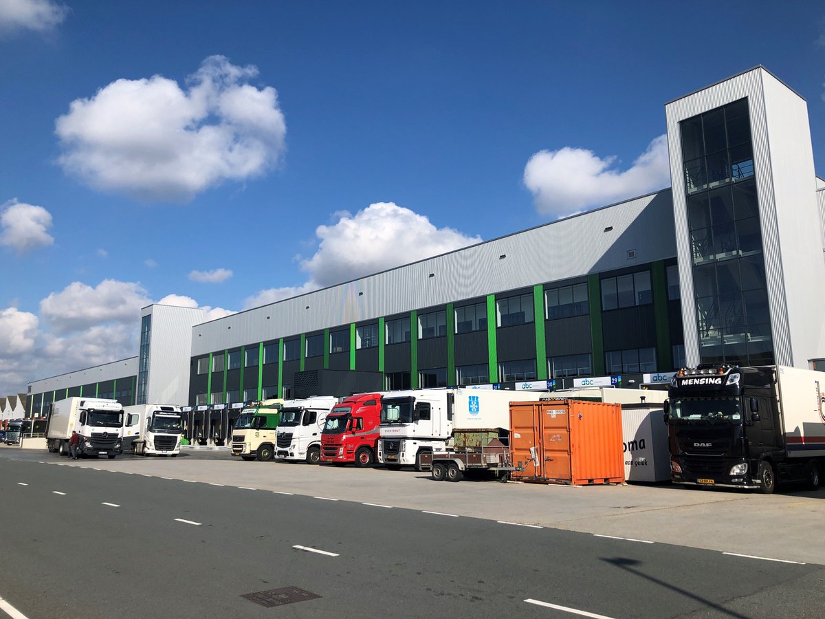 Iets later dan gehoopt, maar niet minder trots zijn wij met de oplevering van de nieuwe hal ABC Westland 230!

Onze grootste huurder <a href="/ABCLogistics/">ABC Logistics</a> gaat deze hal van ruim 14.000m² verdeeld over twee lagen in gebruik nemen waarin zij zelf koel- en rijpcellen hebben gerealiseerd.