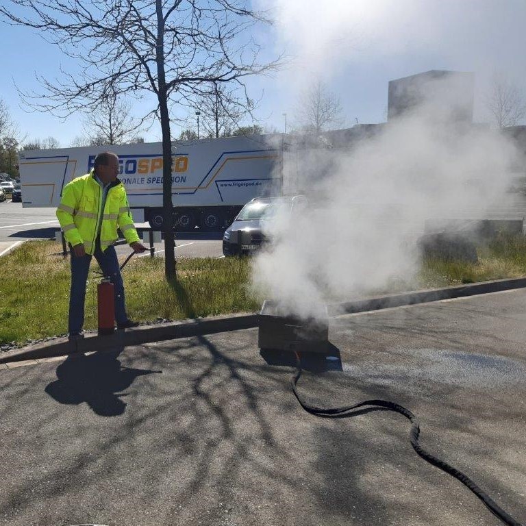 Frigosped's tweet photo. Um die Sicherheit auf unseren Betriebsgeländen zu gewährleisten, lassen wir regelmäßig Mitarbeitende zu Brandschutzhelfer:innen ausbilden. Dieses Mal war unser Standort in #Lünen an der Reihe. Hier einige Eindrücke von der Ausbildung. #Brandschutz #Frigosped https://t.co/vYtxo4wWI4