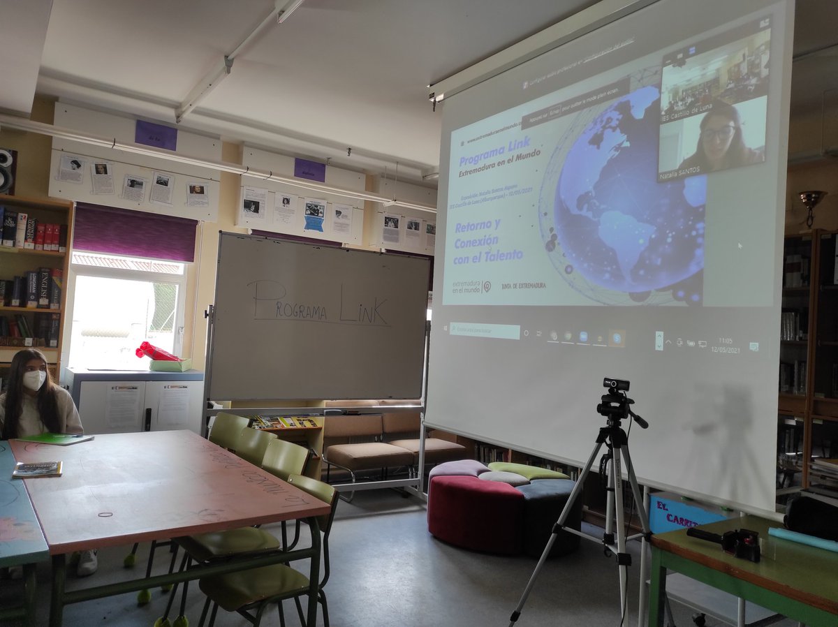CristinaRamosG4's tweet photo. Iniciamos la segunda sesión de nuestro #ProgramaLink, una iniciativa de @SDiversid y de @JuntaEx_Mundo que nos trae el talento de nuestra antigua alumna, Natalia Santos, desde París. Esperemos que sea la primera de muchas experiencias similares. https://t.co/8nafxMRE5B https://t.co/hsxOcPD0Az