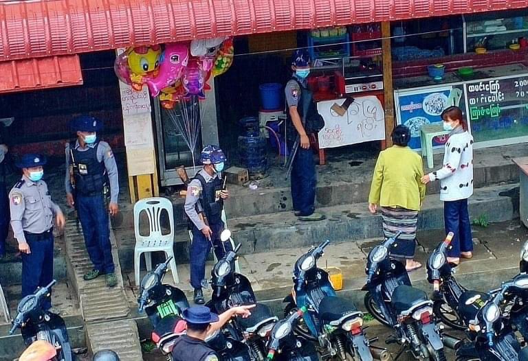 hannayuri_twt's tweet photo. A housewife was arrested in Hpakant after terrorists were unable to locate her husband,the owner of a tea shop near the site of the Lone Khin Strike,and this was filed under Section 505-A.They also seized some papers and personal belongings.
#May12Coup #WhatsHappeningInMyanmar https://t.co/5YXdnlnRr5