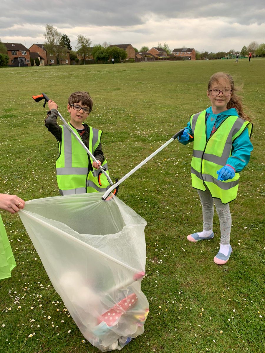 _TheJunkDiaries's tweet photo. A new  #litterhero army with #littergrabber #superpowers is assembled! @HoughtonArt @FullHouseTheaCo We're turning #trash into #stories and also #cleaningup the planet! #thejunkdiaries @ace_national @CreativeNation https://t.co/qwyOPZLqi3