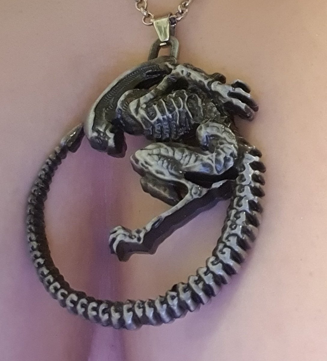 LOOK AT MY NEW NECKLACE. 
ITS A XENOMORPH.