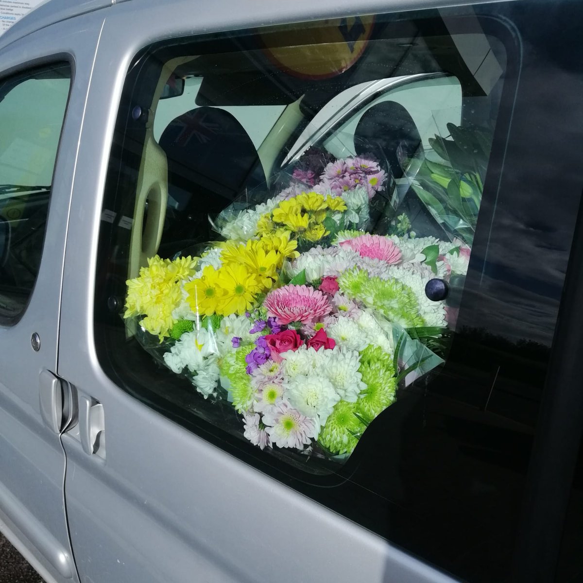 Pip's car was a flower-mobile this morning 🌼🌺🌸💐

Did you know 90% of flowers in UK are imported? So it's extra important that we get these flowers where they can be enjoyed rather than wasting all that energy 🌍