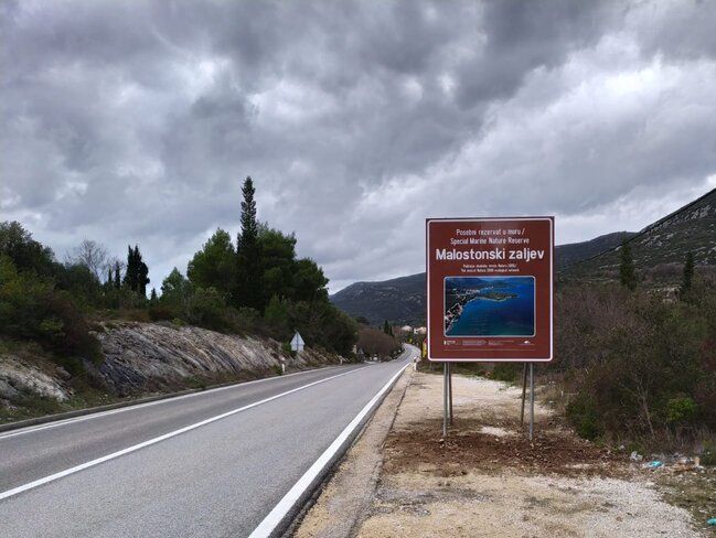 Visiting the Mali Ston Bay area soon? Find out more about this #Natura2000 site from the educational panels and catalogs that were developed within the project #ECOSS.
You can find them at: zastita-prirode-dnz.hr/promotivni-mat…