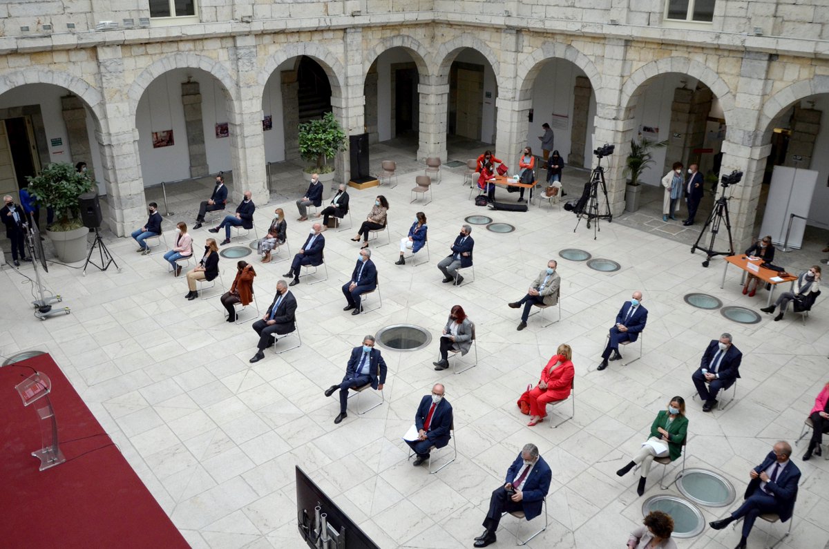 gppcantabria's tweet photo. 📸 Conmemoramos en @parlacan el #DíaInternacionalDeLaEnfermera #DIE2021
Gracias por vuestra dedicación diaria, por vuestra entrega y esfuerzo, en la lucha contra el #COVID19 y siempre https://t.co/Y2kf4IhEhW