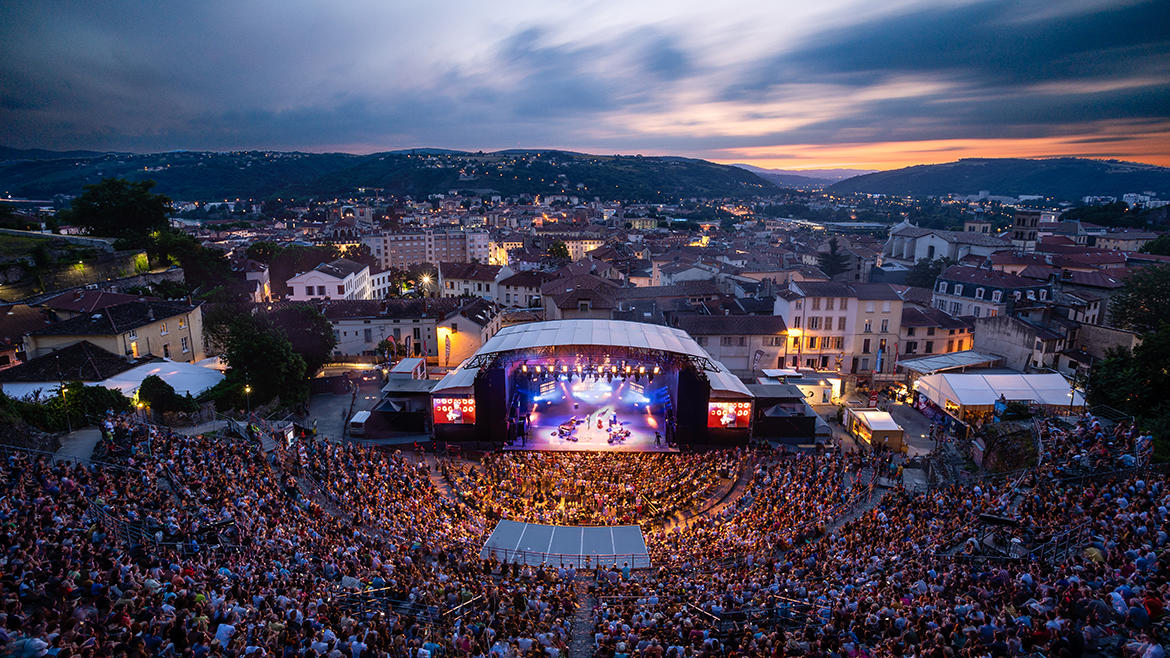 Icare Développement a le plaisir d’être partenaire du Festival Jazz à Vienne 2021.
Alors s’il vous plait, continuez à respecter les gestes barrières, faites-vous vacciner… parce que nous avons vraiment envie qu’il ait lieu !