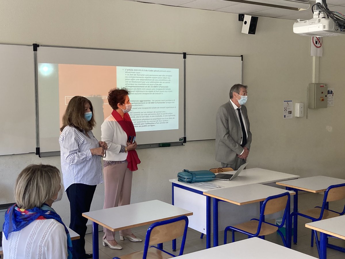 LyceeParc's tweet photo. Les élèves de 1ASSP3 et de 1ST2S participent à un projet de lutte contre la cyber violence piloté par Mme Catherine Blaya. M. Millangue est venu les rencontrer et a insisté sur l’importance de la lutte contre ce fléau. @o_millangue @AcademieNice @VilleDeToulon @CardieNice https://t.co/LcIqlJDAeN