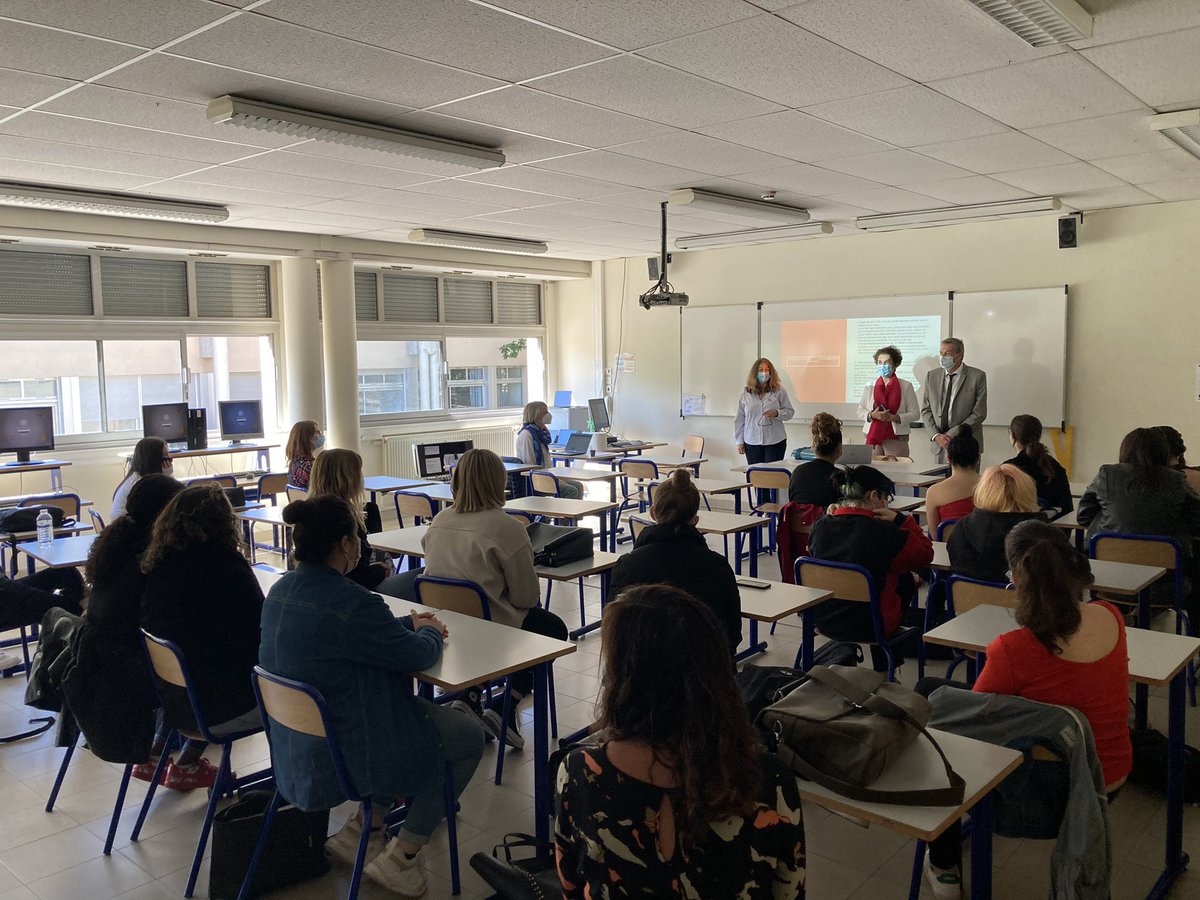 LyceeParc's tweet photo. Les élèves de 1ASSP3 et de 1ST2S participent à un projet de lutte contre la cyber violence piloté par Mme Catherine Blaya. M. Millangue est venu les rencontrer et a insisté sur l’importance de la lutte contre ce fléau. @o_millangue @AcademieNice @VilleDeToulon @CardieNice https://t.co/LcIqlJDAeN