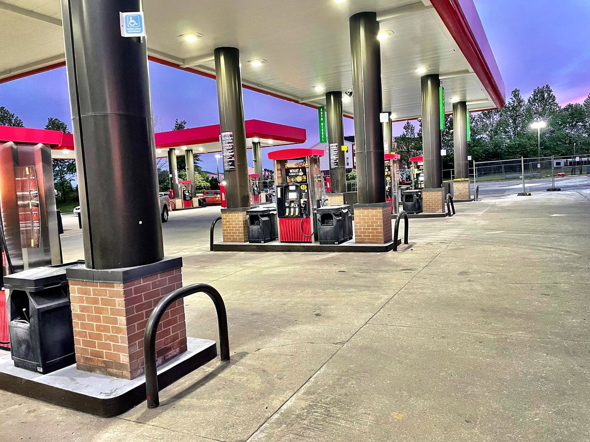 AugensteinWTOP's tweet photo. Everyone chill. Plenty of gas to be had. Here at this Sheetz, off 50 in Chantilly, most of the pumps are unused. If you can avoid filling up every vehicle you own today, that’ll help. We’re all good. https://t.co/jJdPkRhvJm