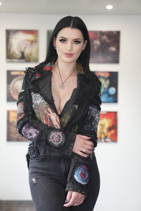 Let’s listen to Metal the whole day? https://t.co/BL68InkutJ