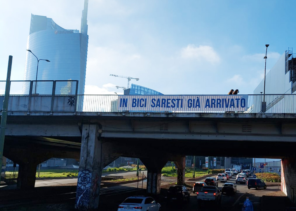 bikeitalia_it's tweet image. "In bici saresti già arrivato" a Milano spunta lo striscione bikeitalia.it/2021/05/12/in-… di @ilpinz | @bikeitalia_it