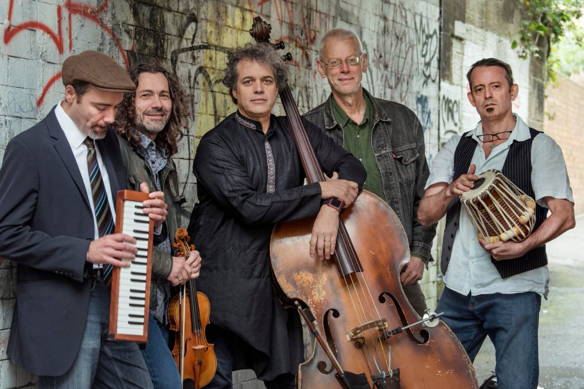 Podcast profile | <a href="/MoishesBagel/">Moishe's Bagel</a>
Combining the energy of world #folkmusic w/ the excitement &amp; soul of improv they will draw you in, turn you inside out &amp; leave you smiling uncontrollably – in just one tune! Which is your favourite #MoishesFable? Tune in 📻 edinburghtradfest.com/podcast