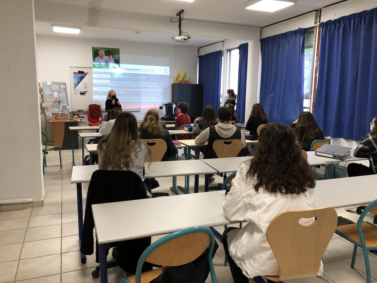 L'Association Aiutu Corsu était présente hier dans les locaux du LEP Finosello d'Ajaccio pour une action de prévention sur le #VIH / #Sida. Nous remercions les professeurs pour leur accueil et tous les élèves pour leur participation. #AiutuCorsu #Prévention