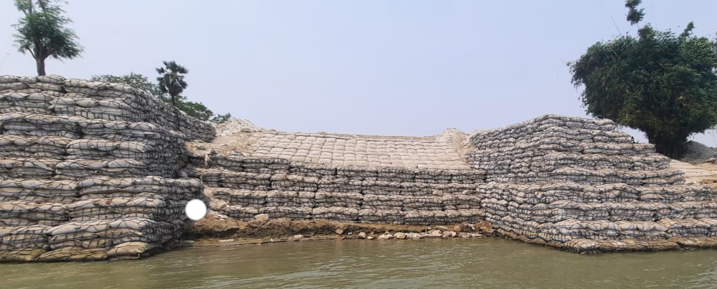 WRD_Bihar's tweet photo. आपकी सुरक्षा, हमारा कर्तव्य।
Ongoing #FloodProtectionWork under #Gopalganj flood control division.
#BiharFlood @officecmbihar @SanjayJhaBihar @sanjeev_hans97 @IPRD_Bihar https://t.co/RHsmHBjKWY