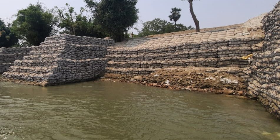 WRD_Bihar's tweet photo. आपकी सुरक्षा, हमारा कर्तव्य।
Ongoing #FloodProtectionWork under #Gopalganj flood control division.
#BiharFlood @officecmbihar @SanjayJhaBihar @sanjeev_hans97 @IPRD_Bihar https://t.co/RHsmHBjKWY