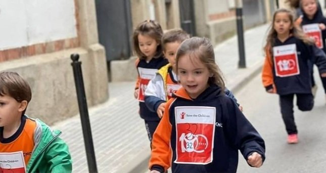 escolatecnos's tweet photo. Emoció i molta motivació per participar en la cursa solidària de @savethechildren. Gràcies a les famílies per col·laborar i als nois i noies de 2n d'ESO per l'organització #escolatecnos #somtecnos #escolescoop #cursasolidària #participarimporta @EducacionSave https://t.co/hB1NI2LkK4