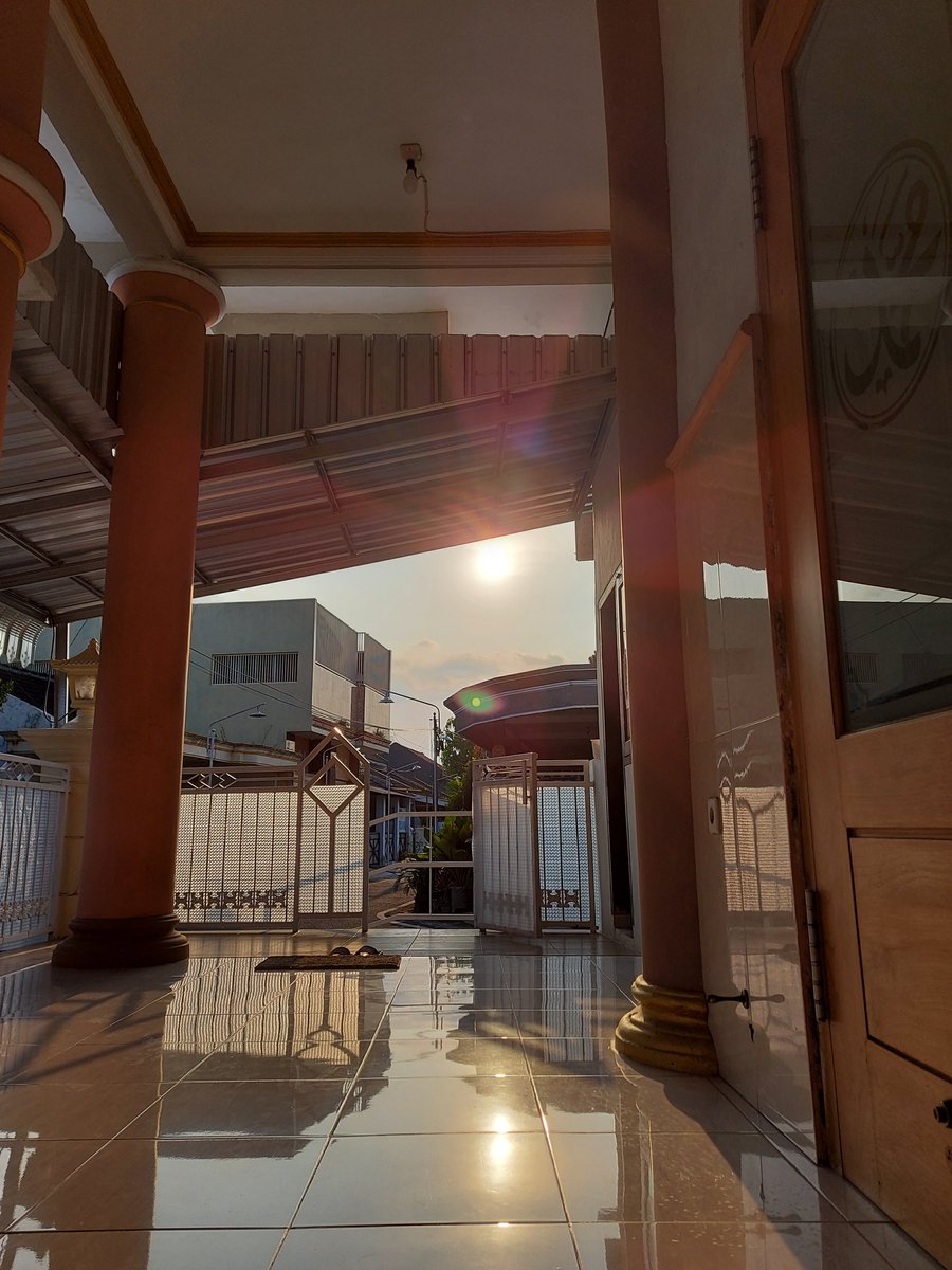 haar_harr's tweet photo. Tepat sdh 2 tahun! Tapi tdk menurunkan smangat suka cita lebaran tahun ini meski masih dlm kondisi pandemi [Foto 1: asar trakir ramdhan, Foto 2: same place like 20 but different sky &amp; memories in 21] Selamat lebaran temen2 semua, minal aidzin wal faidzin. Mohon maaf lahir &amp; batin https://t.co/F3G7pUPieI