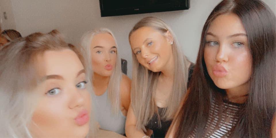 eva_kerrx's tweet photo. happiest 18th bday💕💕💕💕 hope u have the most fab day n ill see u soon xxxx looooove u sm @hollymurrayxo https://t.co/v8pkBaeHIj
