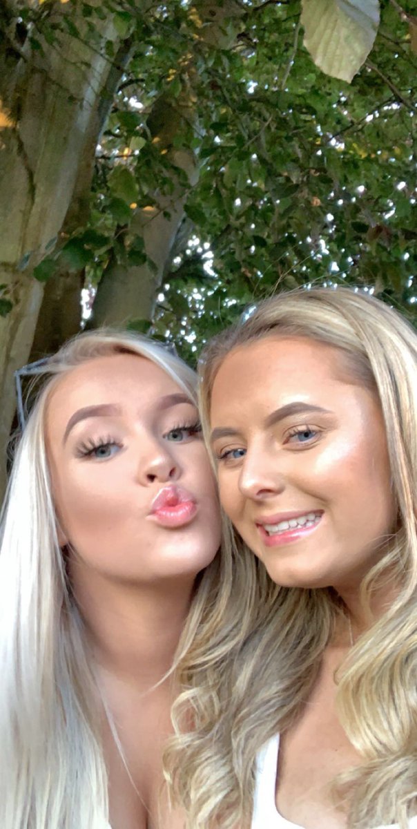 eva_kerrx's tweet photo. happiest 18th bday💕💕💕💕 hope u have the most fab day n ill see u soon xxxx looooove u sm @hollymurrayxo https://t.co/v8pkBaeHIj