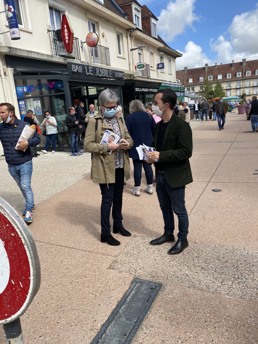 BonnaterreL's tweet photo. Ce matin, avec plusieurs soutiens et membres de la liste #NormandieTerredAvenir, nous sommes allés à la rencontre de nos concitoyens sur le marché d’Yvetot. Des échanges toujours très intéressants. #Yvetot #SeineMaritime #Normandie https://t.co/97Q26bfyXF