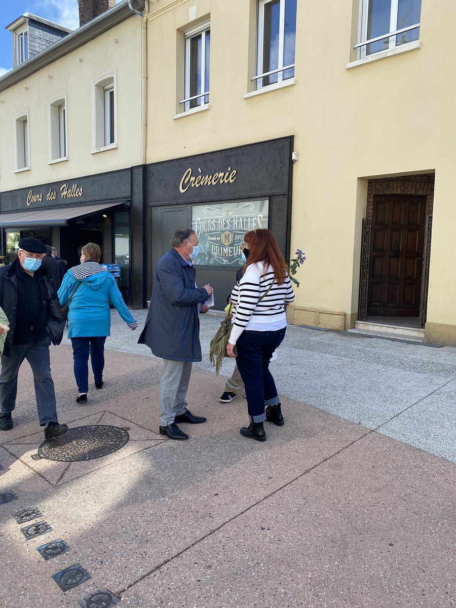 BonnaterreL's tweet photo. Ce matin, avec plusieurs soutiens et membres de la liste #NormandieTerredAvenir, nous sommes allés à la rencontre de nos concitoyens sur le marché d’Yvetot. Des échanges toujours très intéressants. #Yvetot #SeineMaritime #Normandie https://t.co/97Q26bfyXF