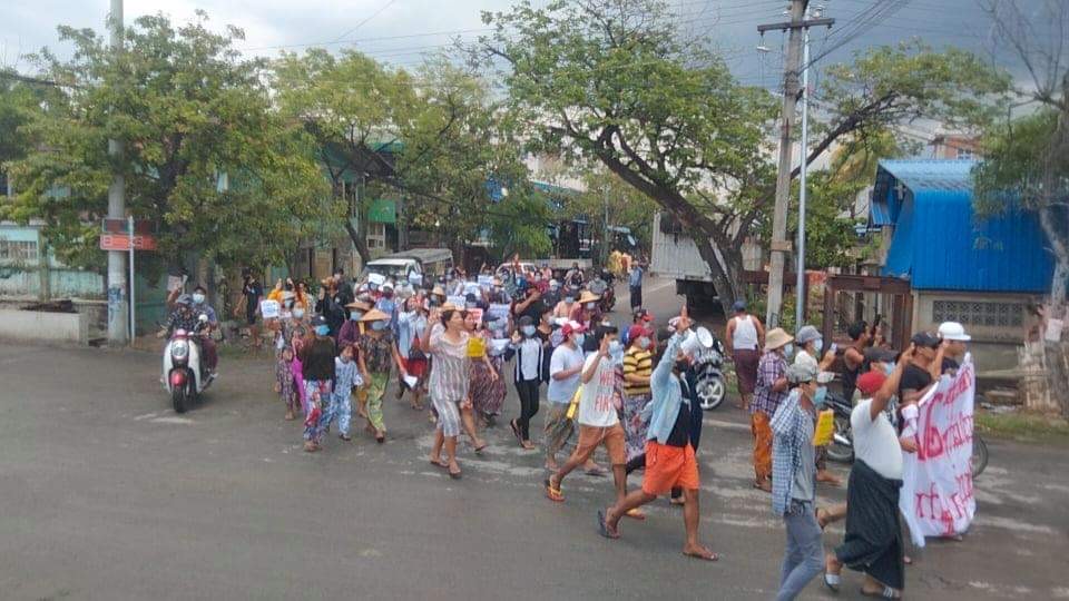 VOABurmese's tweet photo. မန္တလေးမြို့ စစ်အာဏာရှင်ဆန့်ကျင်ရေး သပိတ်စစ်ကြောင်းမြင်ကွင်း။
ဒီကနေ့ မေလ ၁၂ ရက်နေ့ မနက်ပိုင်းက မန္တလေးမှာ အရုဏ်ဦးသပိတ် ဖြိုခွင်းဖမ်းဆီးခံခဲ့ရပေမယ့် နေ့လယ်ပိုင��းမှာတော့ သပိတ်တွေအ��းကောင်းကောင်းနဲ့ စစ်ကောင်စီကိုဆက်လက်ဆန့်ကျင်ဆန္ဒထုတ်ဖော်နေကြပါတယ်။
#Mandalay #WhatsHappeninginMyanmar https://t.co/K8Vjh7N5LT