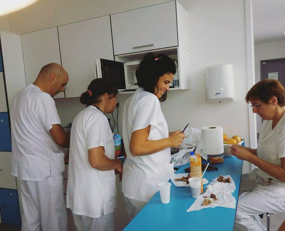 LaRoxa_Mire's tweet photo. A finales de 2020 habían muerto por Covid  + 1500 enfermeras en el mundo.
En su memoria
#DiaInternacionalDeLaEnfermera #nursesday2021
Abrazo a las nucas cargadas con el peso de tantos hospitales,desde Ontario hasta   Anantapur pasando,por supuesto,por La Corredoria💚
📸antes de🦠 https://t.co/Gg5QX9OMgn