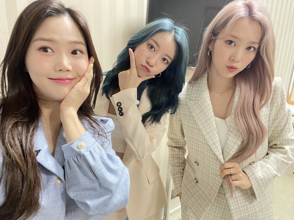 8_OHMYGIRL's tweet photo. [#OHMYAir] 미라클에게 오마이걸의 information은 아무리 들어도 too much가 아니라구요💕 잠시 후 8시, 'Mnet TMI NEWS' 에서 #효정 #지호 #비니 와 즐거운 TMI 토크 함께해요🥰

#오마이걸 #OHMYGIRL #OMG https://t.co/NkjzCC3EbG