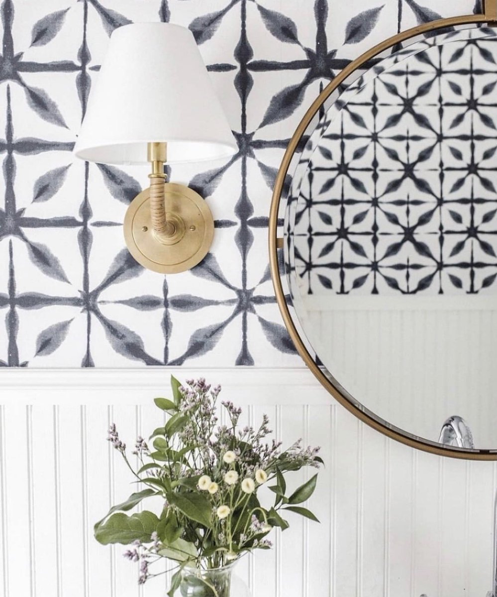 RoseOttID's tweet photo. I love this Shibori inspired wallpaper from @schumacher1889. With its soft, blurred edges, it adds visual interest without being overpowering. If you are scared to make the wallpaper commitment, they also sell this print in fabric for the perfect pillow accents https://t.co/OlOA7tKHfK