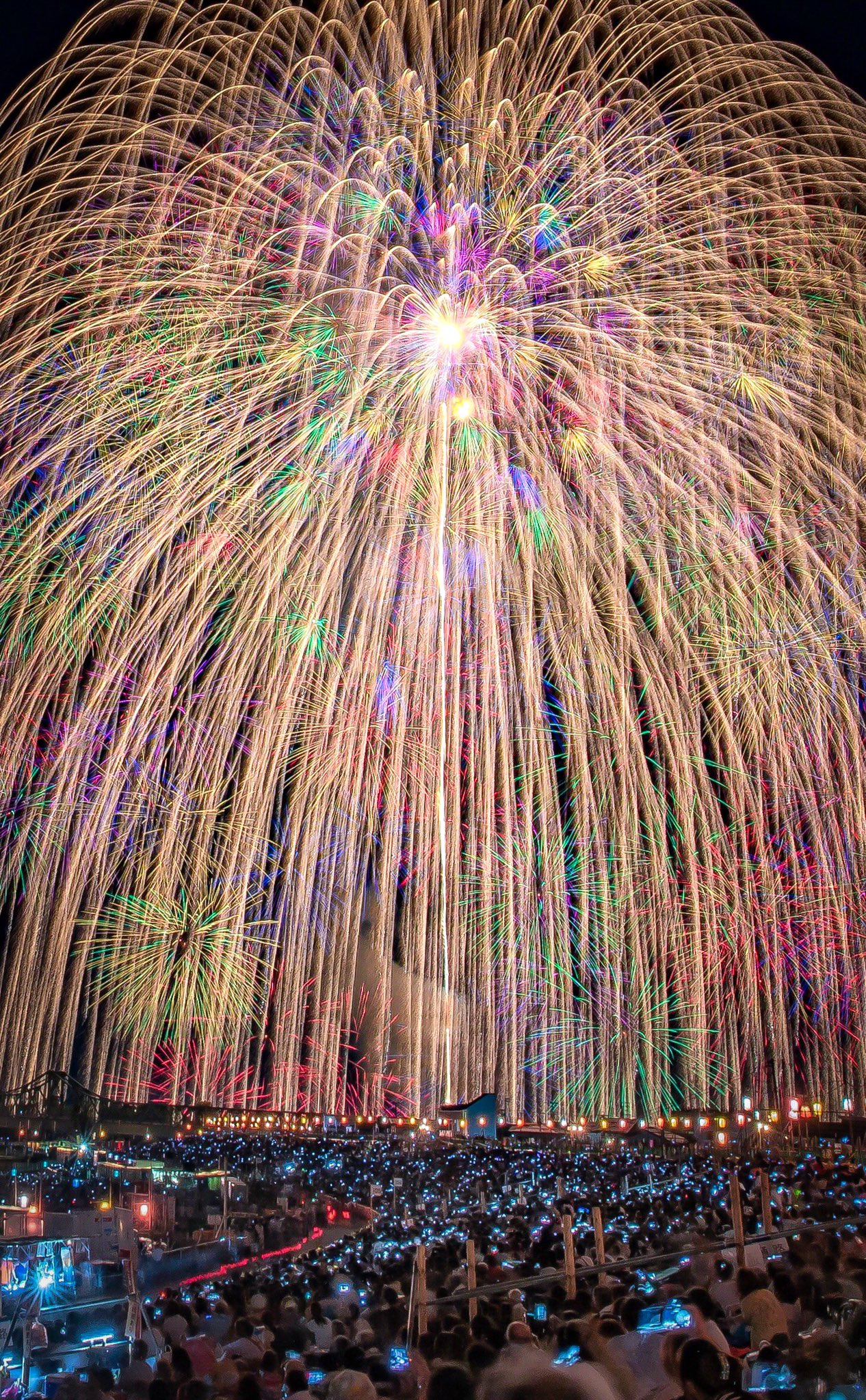 たかゆ 何度も上げてる長岡花火の正三尺玉 感動で涙が出た花火は初めてでした 来年無事開催されることを願って 長岡花火大会 長岡まつり大花火大会 T Co Uad9rfddec Twitter