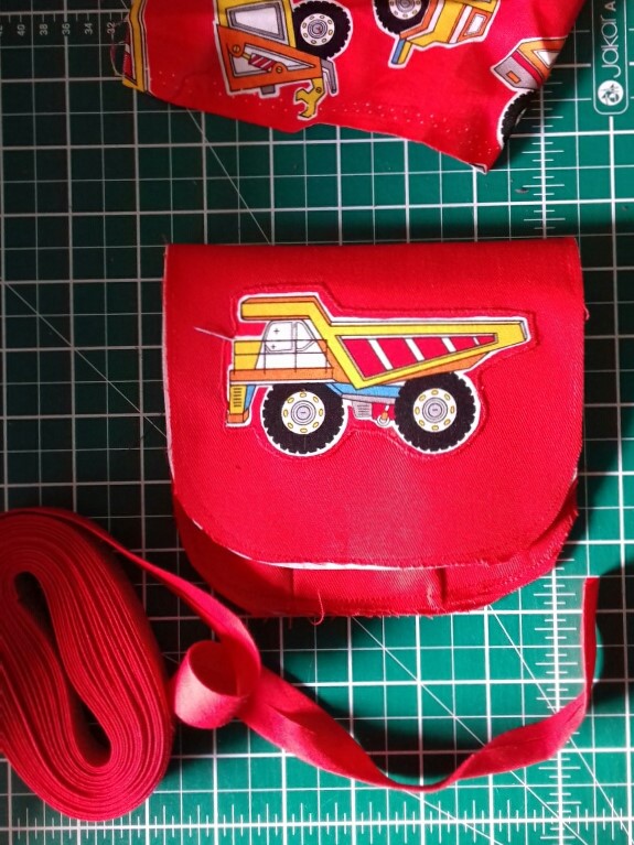 barmadebags's tweet image. Today's wip is spoken for but if you'd like a cute belt bag for your little 'un, I have enough #offcuts to make some more! etsy.me/2UZhgGw
#elevenseshour #MHHSBD #giftidea #ecofriendly