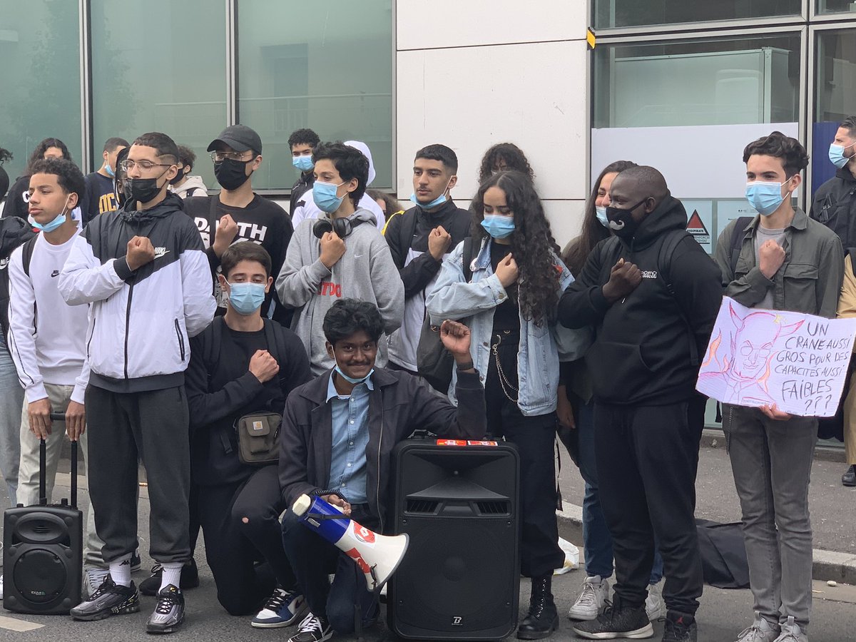 LeSquad_93's tweet image. Nouvelle mobilisation De terrain : Après une année entière avec des cours, en distanciel, chaotiques, des emplois du temps en dents de scie malgré des mesures sanitaires insuffisantes pour garantir notre sécurité, le gouvernement décide de maintenir les épreuves du BAC.