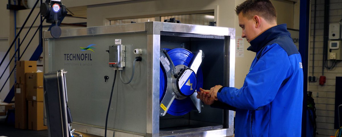 Periodiek onderhoud aan de aandrijving van uw #luchtbehandelingskast kunnen veel onvoorziene kosten voorkomen, maar ook wel degelijk de #energiekosten drukken. Onbalans of een te los liggende v-snaar zorgt voor meer energiekosten. Tijdig #onderhoud drukt de kosten!
