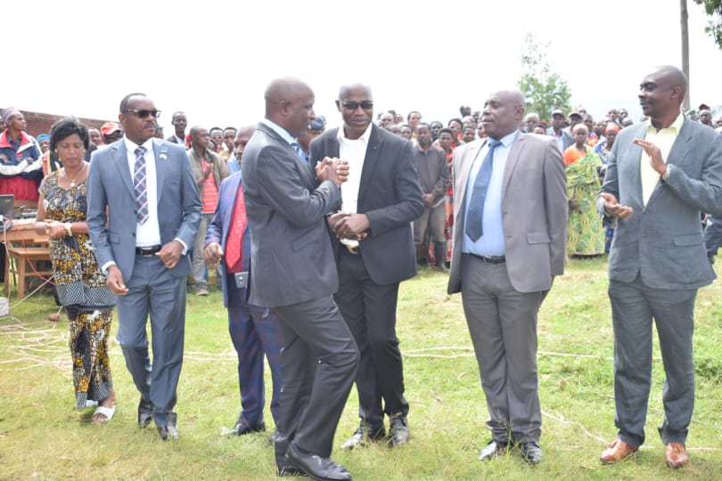 MininterInfosBi's tweet photo. Le Ministre du @MininterInfosBi tient une réunion de sécurité à Shombo en @MuramvyaProv à l'intention des gouverneurs, administrateurs communaux et chefs collinaires de @MuramvyaProv, @MwaroProvince et @BujumburaProv, après le vol à main armée avec morts d'hommes à @MuramvyaProv. https://t.co/6Vk3F02qpX