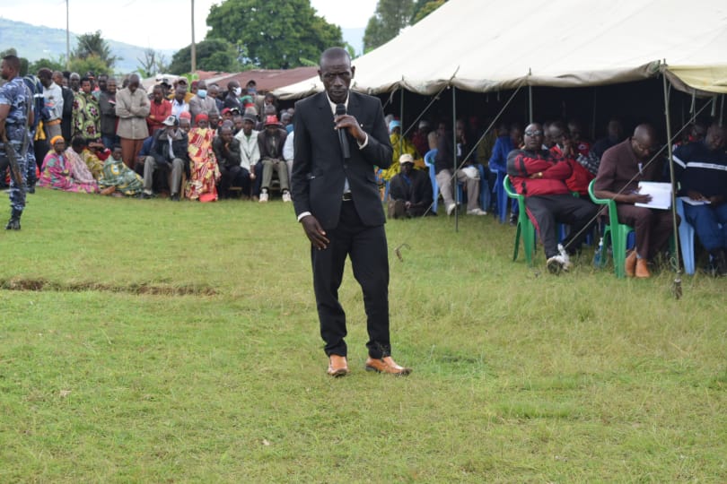 Le Ministre du <a href="/MininterInfosBi/">MininterInfosBi</a> tient une réunion de sécurité à Shombo en <a href="/MuramvyaProv/">Province Muramvya</a> à l'intention des gouverneurs, administrateurs communaux et chefs collinaires de <a href="/MuramvyaProv/">Province Muramvya</a>, <a href="/MwaroProvince/">Province Mwaro</a> et @BujumburaProv, après le vol à main armée avec morts d'hommes à <a href="/MuramvyaProv/">Province Muramvya</a>.