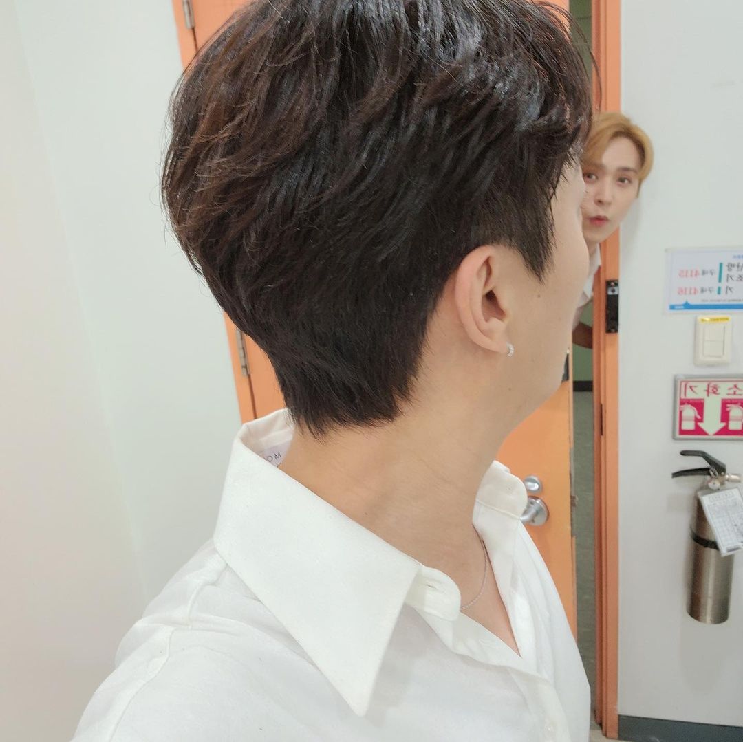 HIGHLIGHTFans's tweet photo. 210512 YOON DUJUN IG UPDATE 💙

"ขอบคุณนะครับ ไลท์!!!!! ขอให้มีช่วงเวลาที่ดี พรุ่งนี้ก็ติดตามชมกันด้วยนะครับ!!!!!!!!"

#하이라이트 #Highlight #윤두준 #YOONDUJUN #NOT_THE_END #The_Blowing https://t.co/rDGntpeU8O