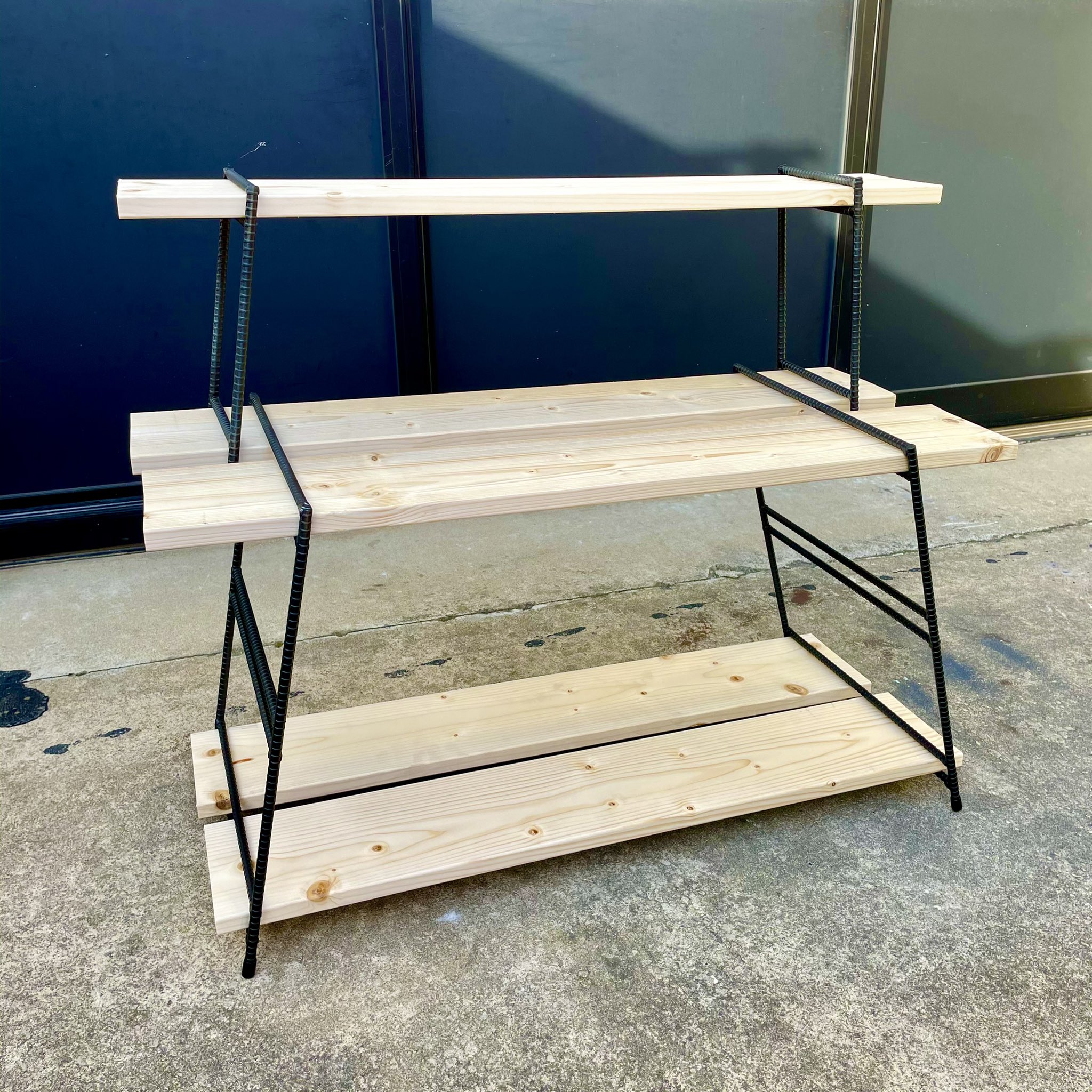 Cantmk 本日のdiy アイアン風ラック キャンプアイテム用に またまた触発されてdiy 小さいのだけだと ソロキャンに使える 1 6の板は後で塗ろうかなw アイアン アイアン風 アイアンラック Diy キャンプ キャンプギア キャンプギア自作