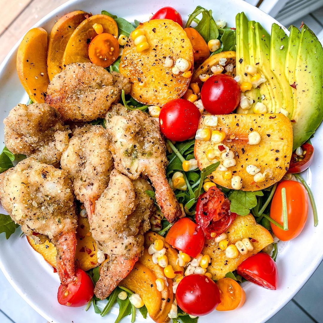 This dish is almost too beautiful to eat... almost. Fresh greens, colourful fruit and veggies with Roasted Garlic and Herb Pan-Sear Shrimp. What do you like to add to your salad in the springtime? ​
​
📸 @everything_delish