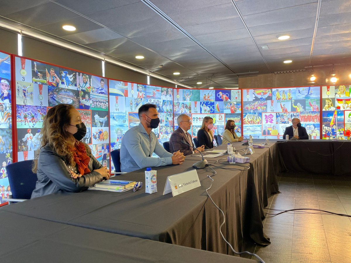 Por primera vez en la historia dos deportistas serán abanderados del equipo español en la ceremonia inaugural de los <a href="/juegosolimpicos/">Los Juegos Olímpicos</a> <a href="/Tokyo2020es/">#Tokio2020 en Español</a>. Dos referentes de la talla de <a href="/Saul_Craviotto/">Saúl Craviotto</a> y <a href="/miss_belmont/">Mireia Belmonte</a> serán los afortunados de portar nuestra bandera. ¡Enhorabuena! <a href="/COE_es/">Comité Olímpico Español</a>