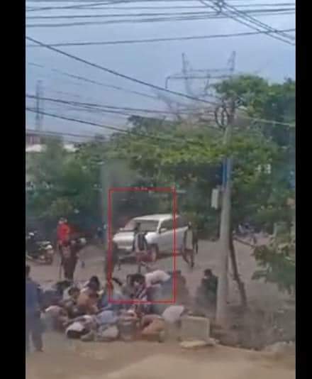 AleLin18's tweet photo. MyanmarMilitary coup not wearing Uniform and they
 come with protesters.
https://t.co/KMTHqgvyrb https://t.co/Yzh0VT30kx