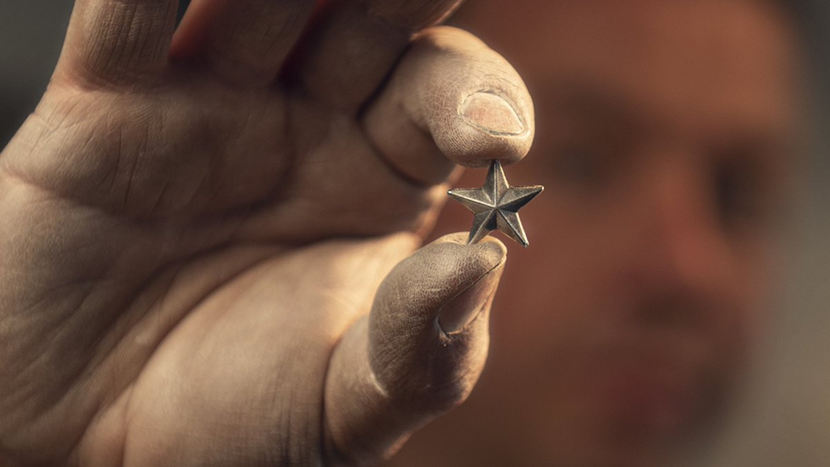 ActuFoot_'s tweet image. L’Ajax a fait fondre son trophée de champion des Pays-Bas 2020/21 pour partager le titre avec ses fans. 🏆

Les 42.000 détenteurs de billets pour assister à un match cette saison recevront une petite « étoile des champions », créée à partir du bouclier d’origine. ⭐️