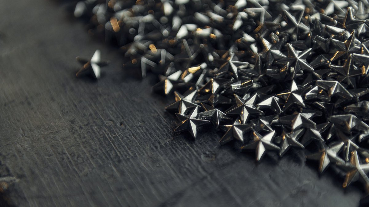 ActuFoot_'s tweet image. L’Ajax a fait fondre son trophée de champion des Pays-Bas 2020/21 pour partager le titre avec ses fans. 🏆

Les 42.000 détenteurs de billets pour assister à un match cette saison recevront une petite « étoile des champions », créée à partir du bouclier d’origine. ⭐️