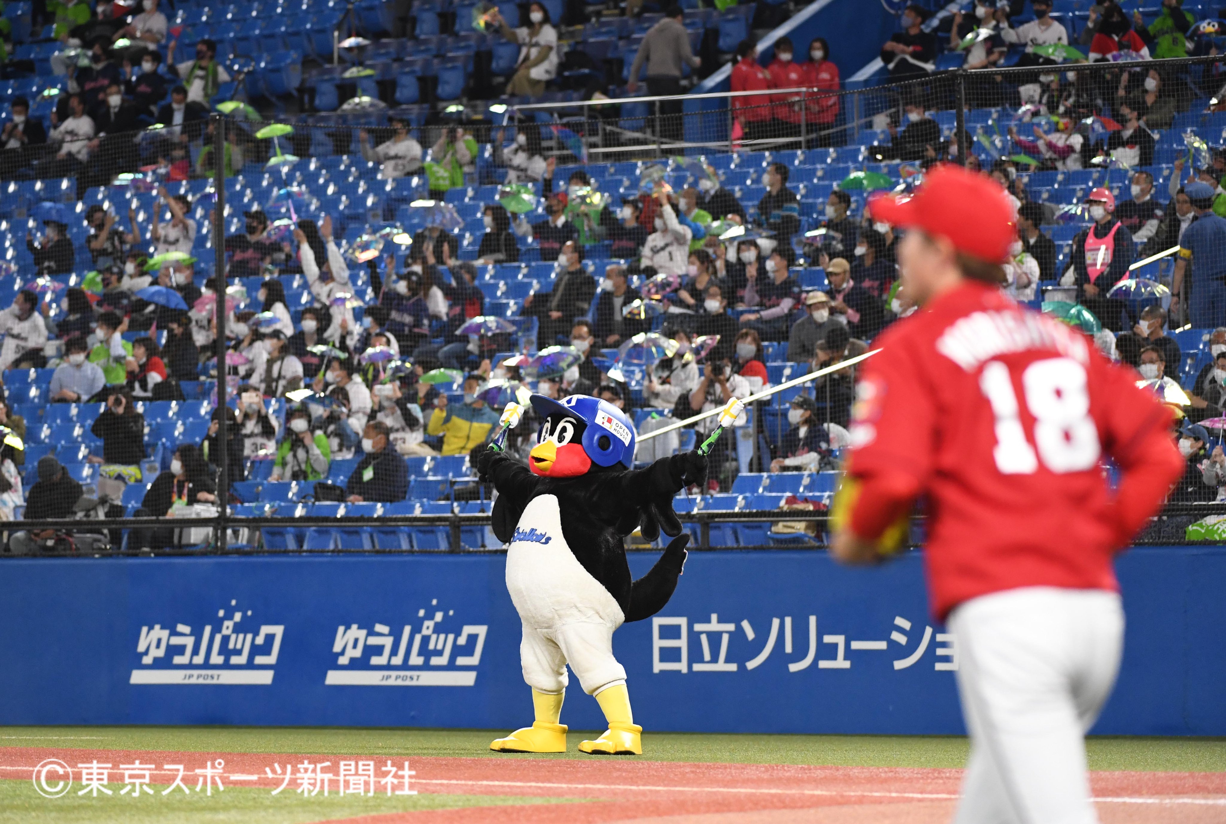 東スポ写真部 プロ野球 21年5月12日 神宮球場 東京ヤクルトスワローズ 広島東洋カープ 川端慎吾 代打 ヒット 田口麗斗 つば九郎 東京音頭 ヤクルト スワローズ Swallows T Co T4aqahtavb Twitter