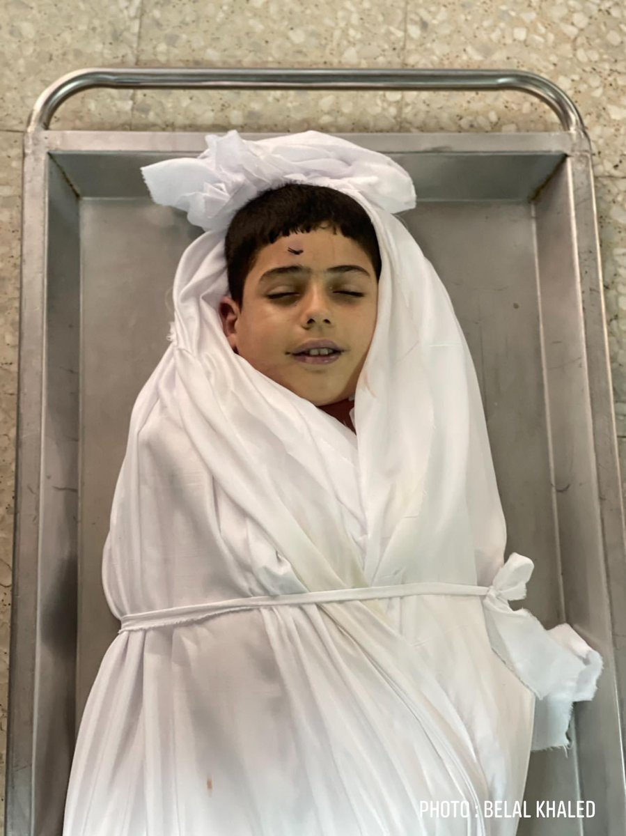 "Hamza Nassar" 11 yaşında, evden görme engelli olan annesine iftar için sebze almaya çıkmış şehit olarak geri dönmüş..