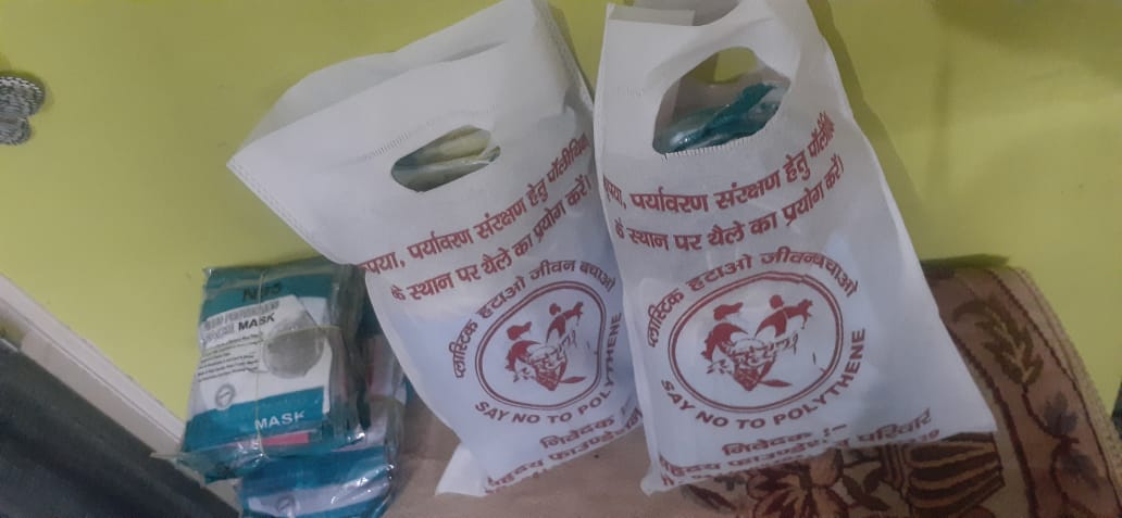 SahirdayFoundat's tweet photo. सहृदय भारत परिवार द्वारा आयोजित मास्क और जरूरी सामग्री वितरण!
#JoinTheMovement
#CoronaWarrior 
#IndiaFightsBack https://t.co/2T7pGVZfxX