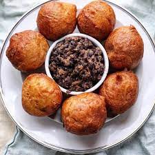 WFP_Cameroon's tweet photo. #Cameroon🇨🇲 
#beans are an essential component of Cameroonian cuisine.

In 2020 @WFP_Cameroon distributed almost 1⃣0⃣0⃣0⃣0⃣mt of beans and peas 

Tell us how you like your #beans... #Achombo or regular?😋 

#Foodies https://t.co/uDaVMgdc9P