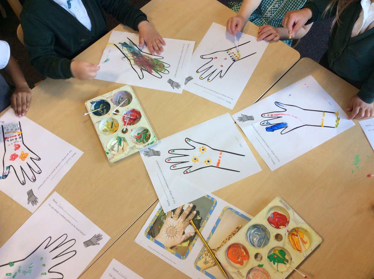 TGPS_NorthLincs's tweet photo. F1 have looked at how Eid is celebrated. We watched Letβs Celebrate then created our own Mehndi patterns. #TGPSEYFS #TGPSRE https://t.co/X31qsB7wyT