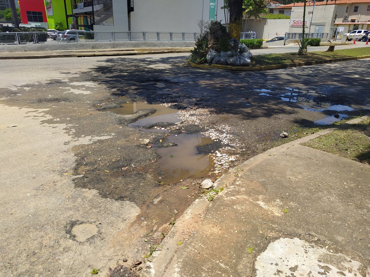 caraboboreporta's tweet photo. Vecinos de @ccbosque1 denuncian que desde hace 3 meses esperan el asfaltado en la entrada de Urb El Bosque Este (al lado de Bio) luego que Hidrocentro reparara una tubería de agua. Está intransitable y ahora con las lluvias es peor. #Carabobo https://t.co/qQrS6atnmT