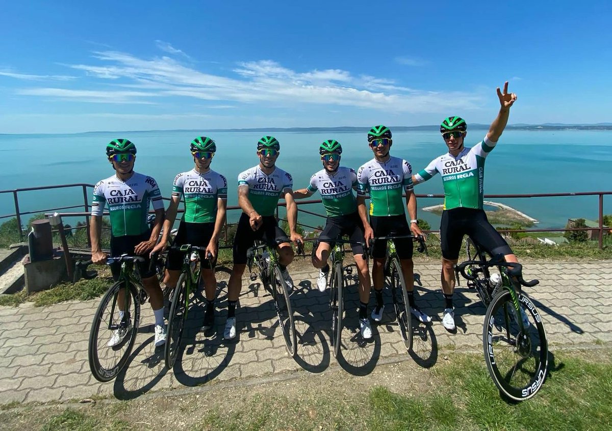 🇭🇺 #TourdeHongrie Comienza otra intensa semana de ciclismo para Caja Rural-Seguros RGA.  

✌️ Poco más de 10 minutos para el inicio de la ronda húngara en Siófok.

#SúmateAlVerde 💚